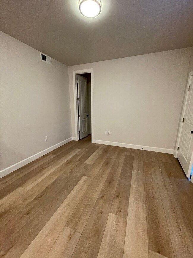 Building Photo - Italian Villages | 1-Bedroom, 1-Bath Basement (End Unit)