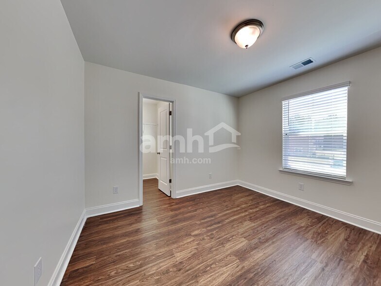 Building Photo - 223 S Live Oak Dr