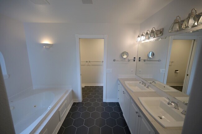 Building Photo - 3 bed 2 bath home near Carrie Blake Park, ...