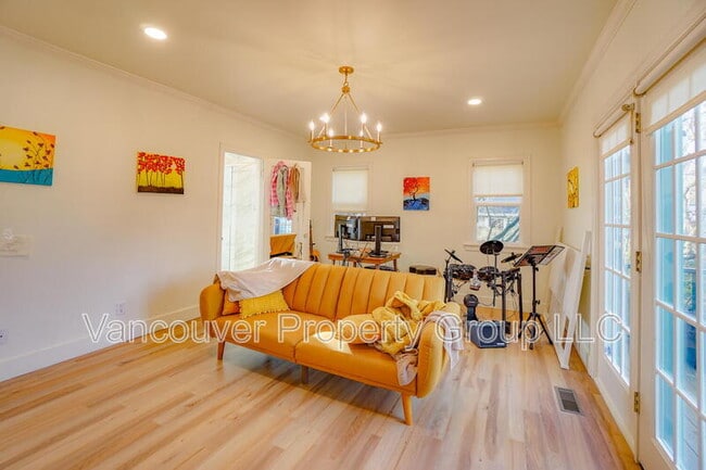 Building Photo - 309 W 37th St