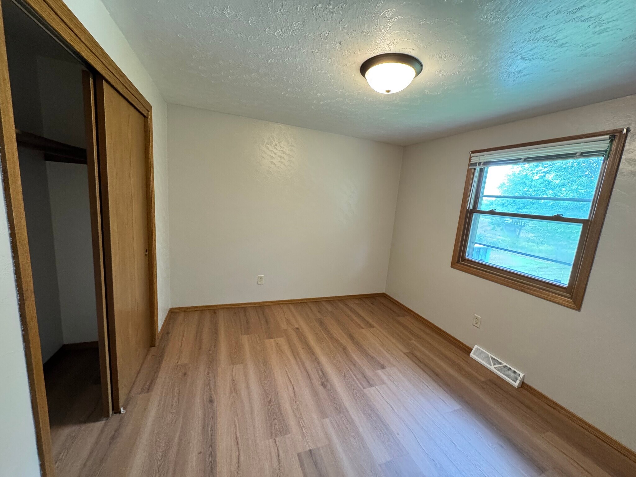 Building Photo - 2412 E Ridge Ter