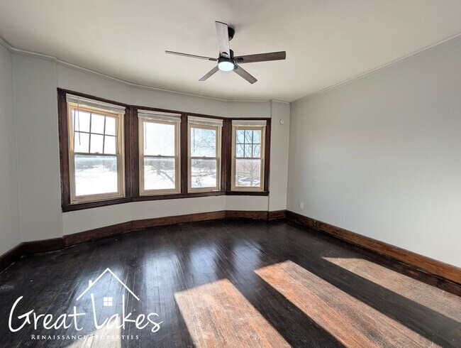 Building Photo - Beautiful 2 Bedroom 1 Bathroom now availab...