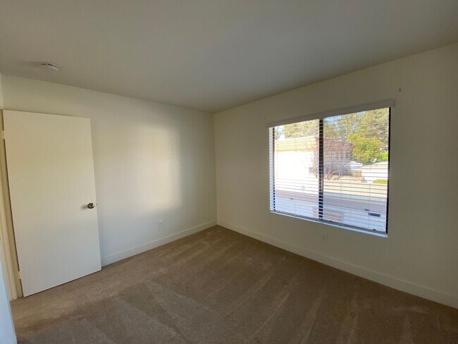 Building Photo - Stunning Townhome in Tanglewood Community