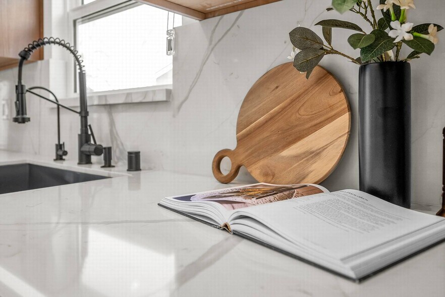 Building Photo - 616 W Ellis Ave