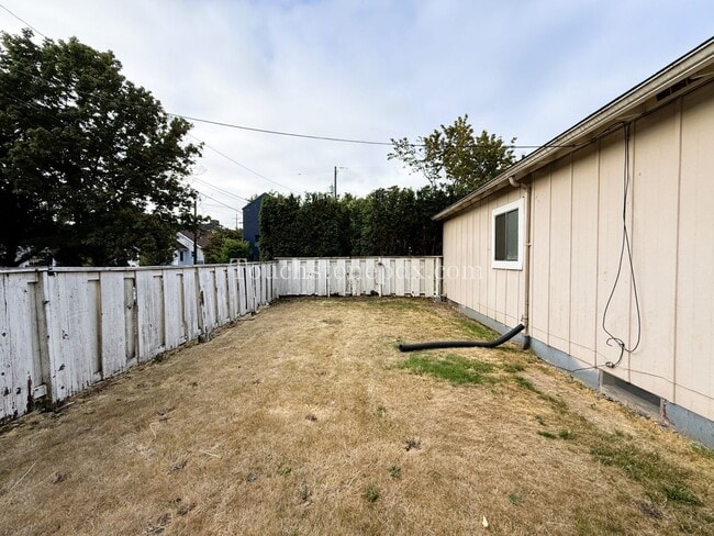 Building Photo - Charming 3-Bedroom Gem with Hardwood Floor...