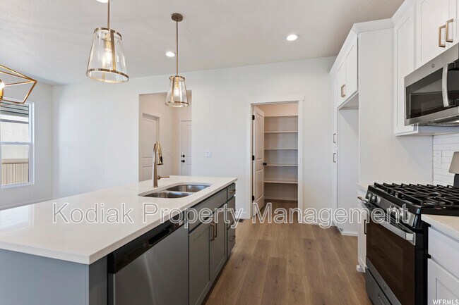 Building Photo - 991 Shoreline Dr