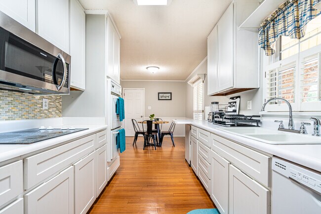 Building Photo - 10215 Melanie Dr SE