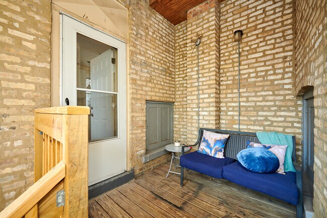 Building Photo - 7209 N Damen Ave