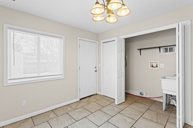 Building Photo - 34 E Elza Ave