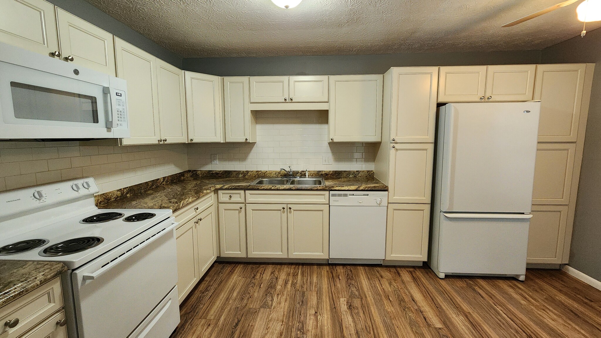 Eat-in Kitchen - 720 Shadycrest Dr