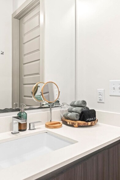 Building Photo - 1050 Howell Mill Rd NW