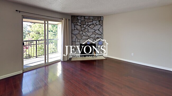 Building Photo - Charming top-floor condo with fully equipp...