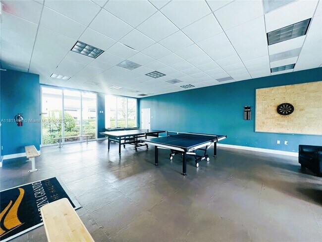 Building Photo - 231 Riverside Dr