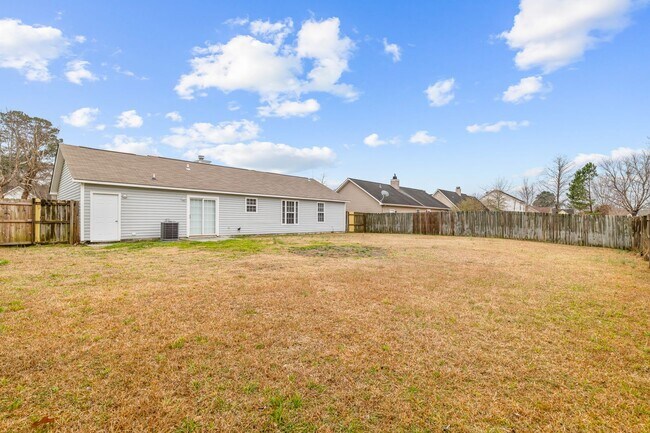 Building Photo - 3 Bedroom 2 Bathroom Home