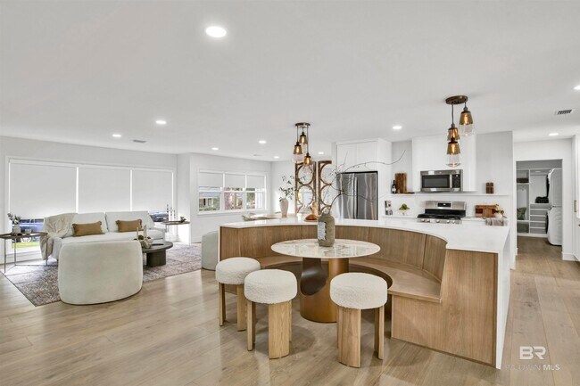 Building Photo - 380 S Church St