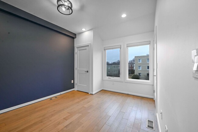 Building Photo - Available Now! Easy Commute To Capitol Hil...