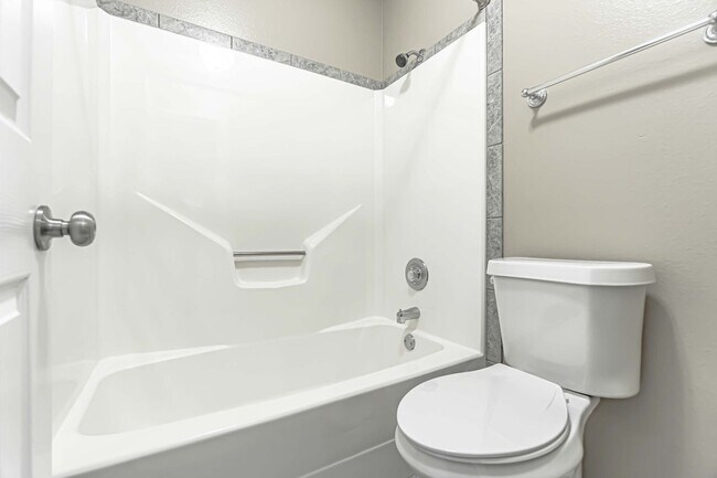 Building Photo - Quiet and Quaint Duplex in Rogers!