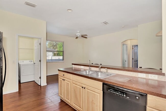 Building Photo - Living Large at a Beautiful 3/2 in Northport