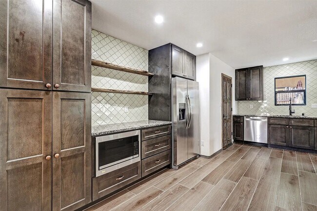 Building Photo - Stylish Townhouse in La Villa Serena