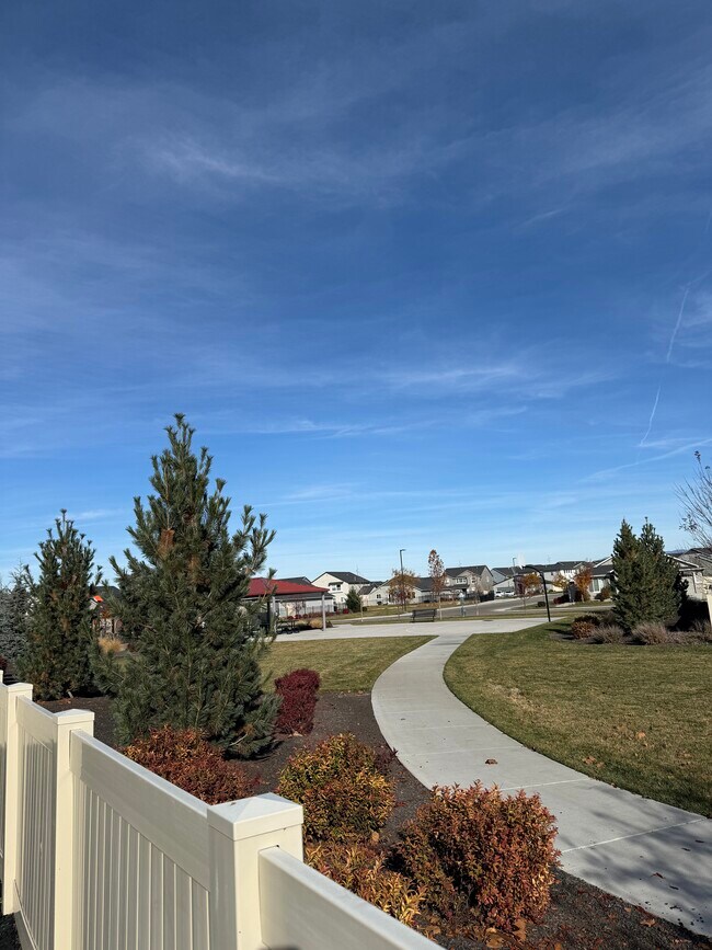 Building Photo - 336 S Calf Crk Ave