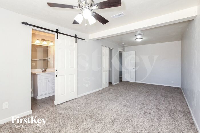 Building Photo - 812 E Las Palmaritas Dr