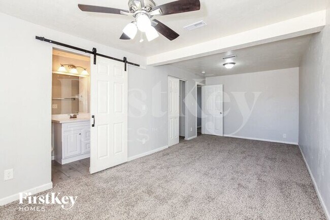 Building Photo - 812 E Las Palmaritas Dr