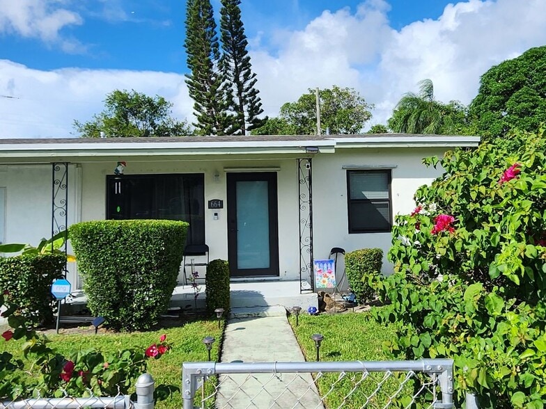 Building Photo - 664 W 2nd St