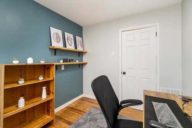 Building Photo - 3 BED · 1.5 BATH · MODERN INDUSTRIAL · AVA...