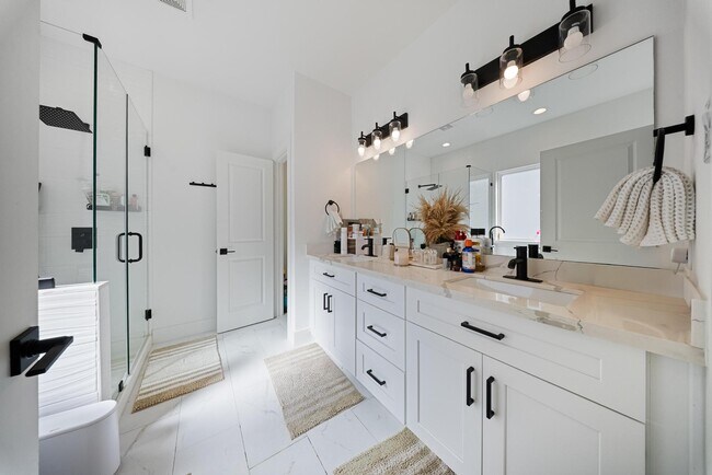 Building Photo - 1102 Paul Quinn St