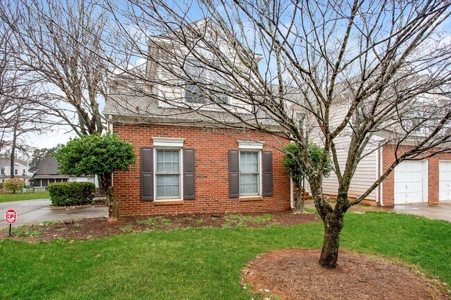 Building Photo - Charlotte -  3 bedroom 2.5 bath Townhome - Davis Lake Community