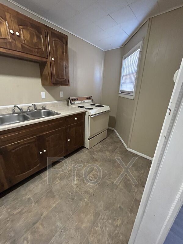 Building Photo - 302 E 7th St