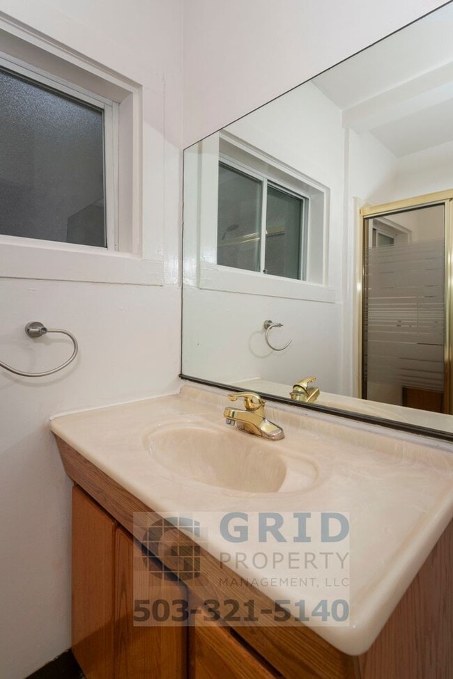 Building Photo - Spacious 4 Bedroom Single Family Home- South East Portland