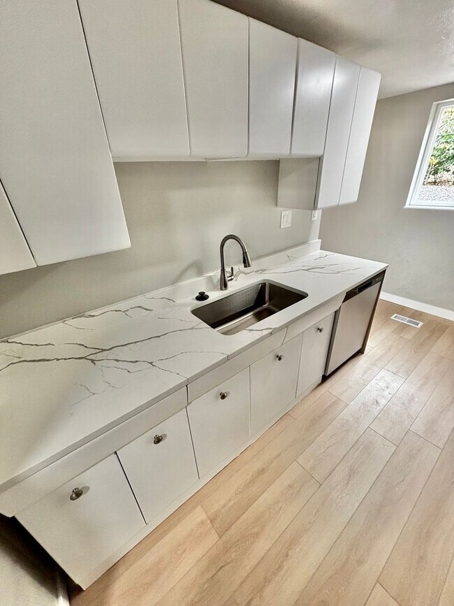 Building Photo - Now Leasing! Beautiful Apartment Steps fro...