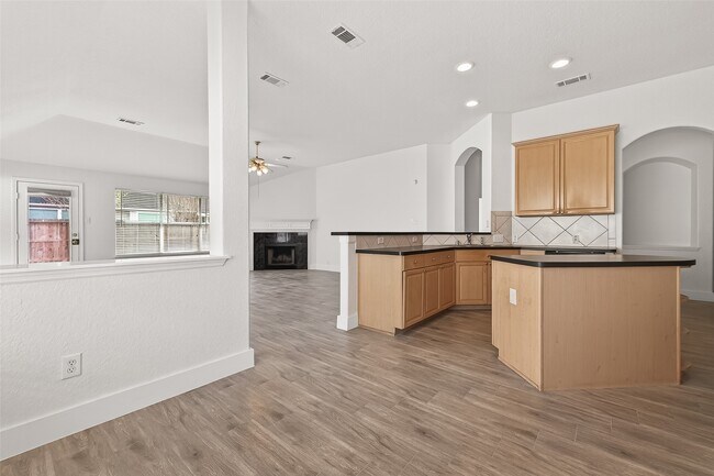 Building Photo - 3143 Oakwood Run Dr