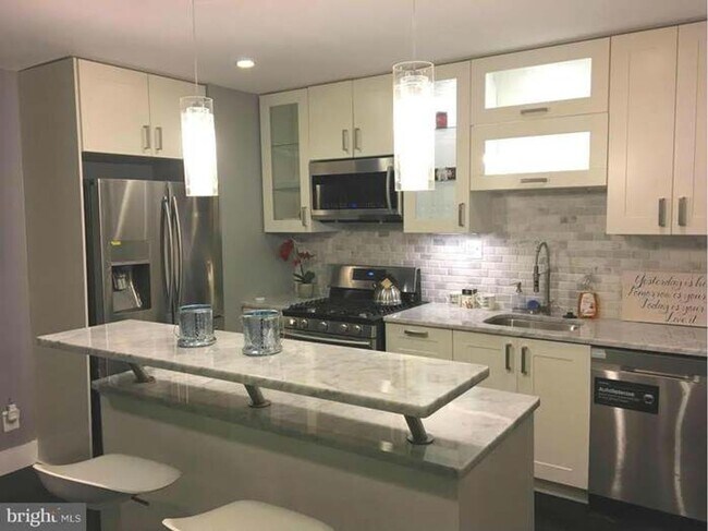 Building Photo - Spacious Townhome with Off Street Parking