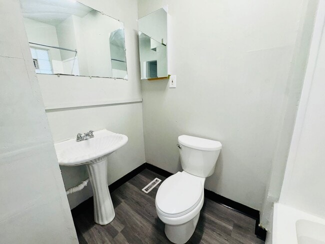 Building Photo - 692 E 128th St