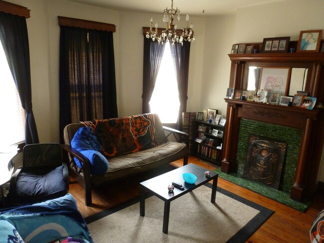 Living Room - 463 E Queen St
