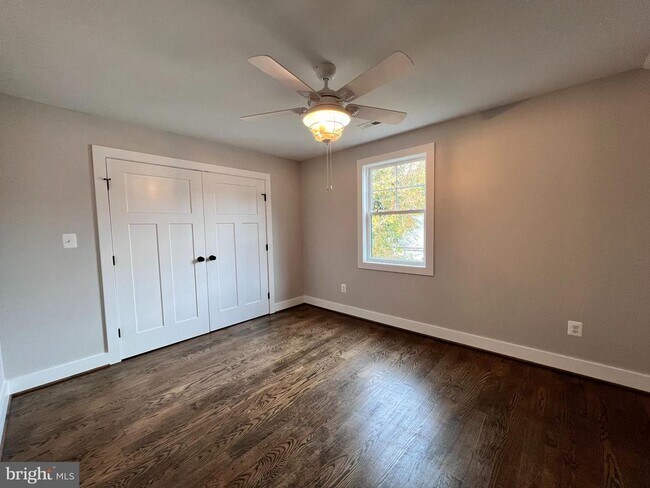 Building Photo - 210 Point Ln