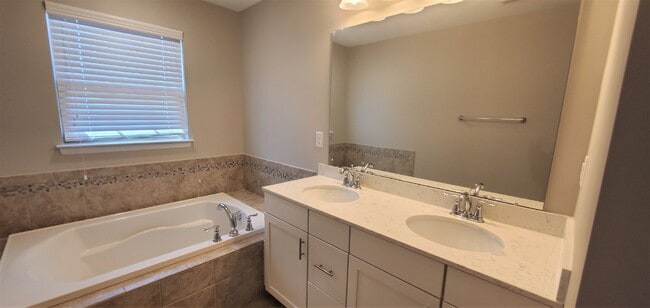 Building Photo - "Charming 3-Bedroom Retreat with 2.5 Baths in Charlotte's Heart – Spacious 1880 Sq Ft Gem!"