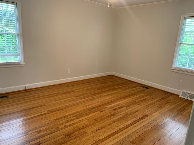 Building Photo - Myers Park 3 Bedrooms 2 Bathroom Duplex!