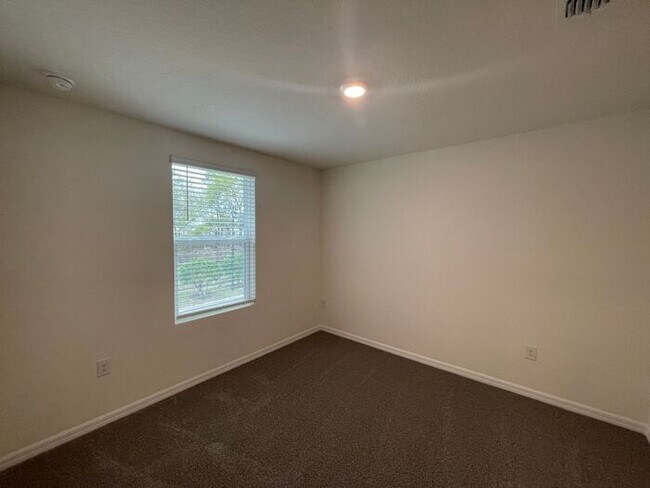 Building Photo - Beautiful 3 Bedroom 2.5 Bathroom Townhome in Windrose