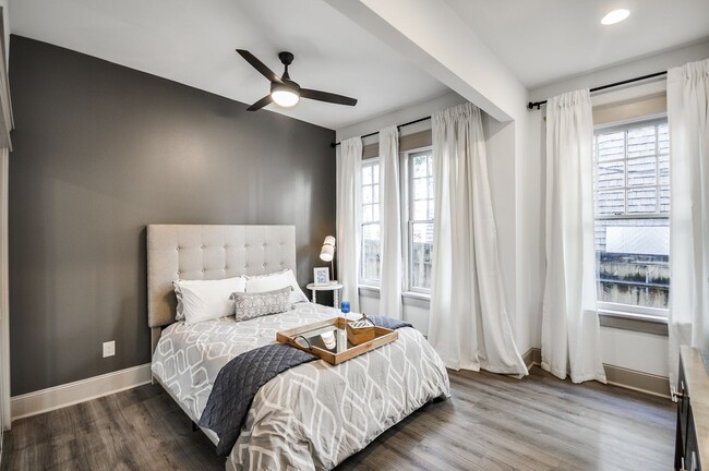 Building Photo - Spacious Renovated 1/1 Midtown Condo Walki...
