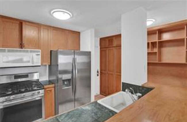 Building Photo - 505 NE 30th St