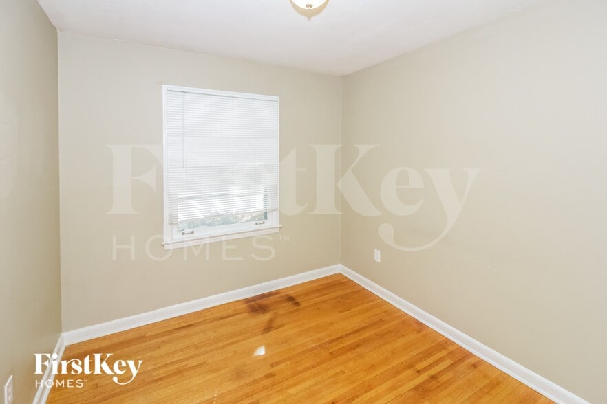 Building Photo - 1307 S White Station Rd