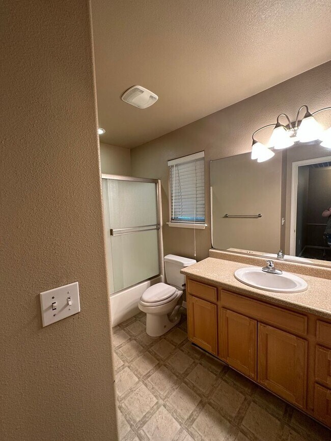 Building Photo - 1149 W 3rd St