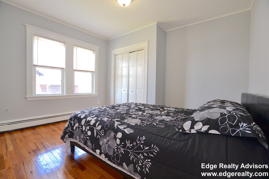 Building Photo - 68 S Crescent Circuit Cres