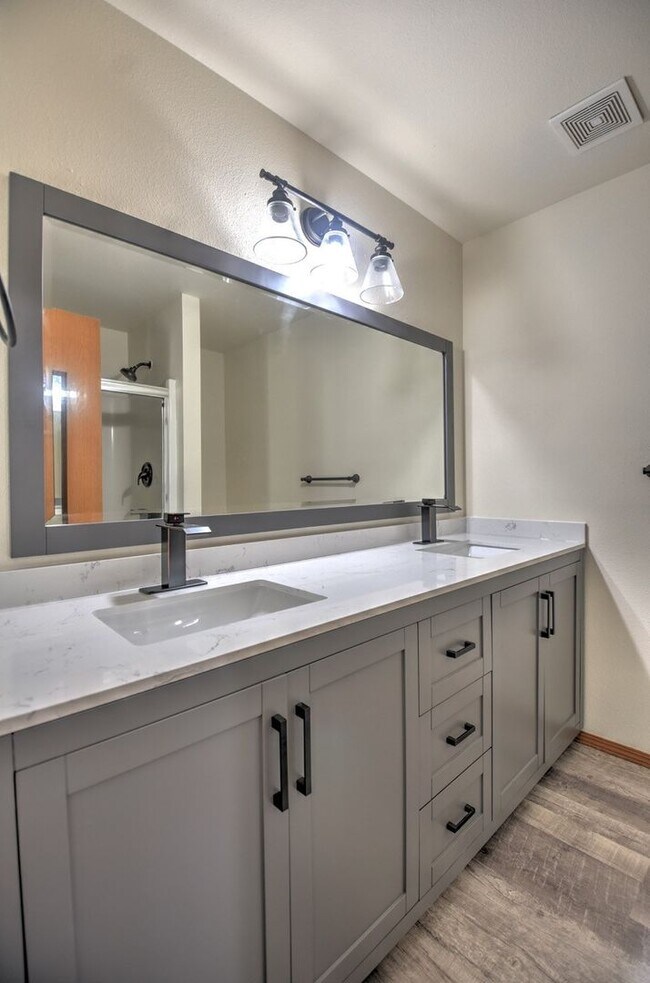 Building Photo - Fantastic 4 bedroom home in excellent loca...