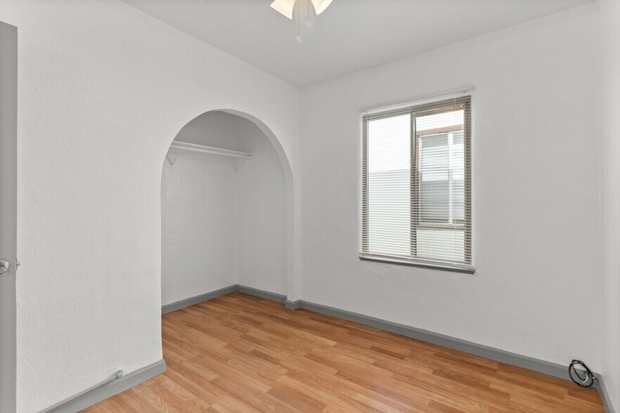 Building Photo - 2652 E 15th St