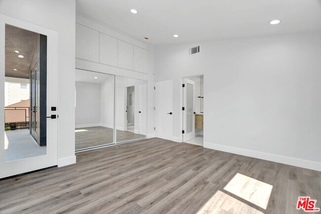 Building Photo - 11611 Burbank Blvd