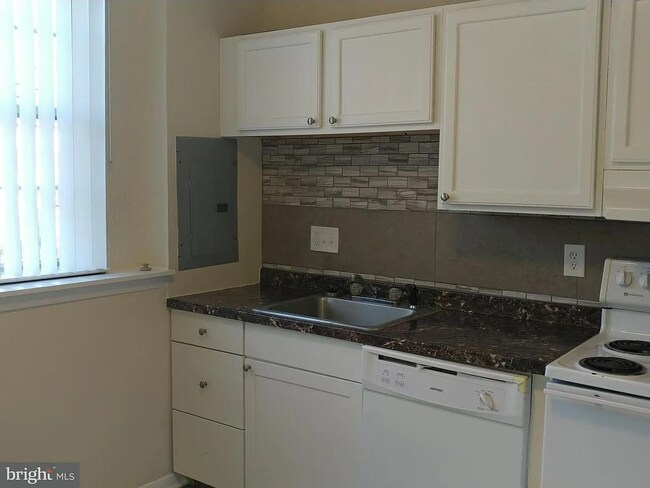 Building Photo - 3 Bedroom 1.5 Bathroom Townhouse in Edgewood, MD